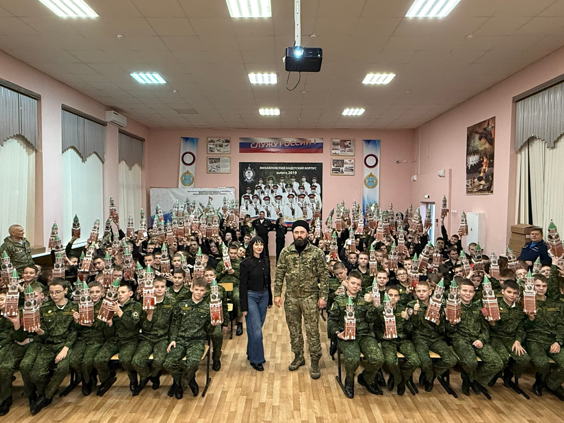 Кремлевские подарки вручили воронежским кадетам.