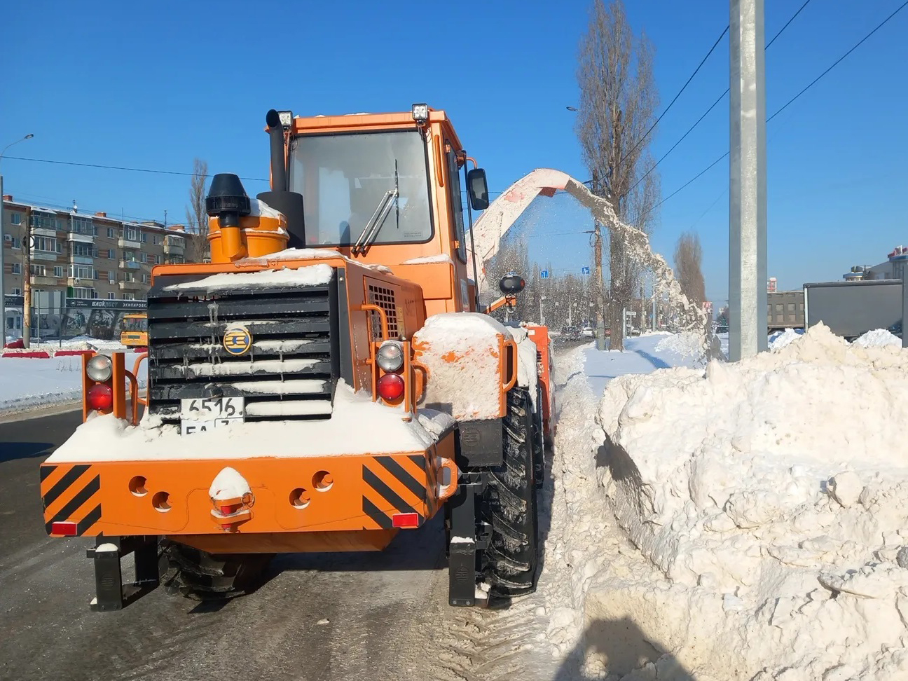 За выходные с городских улиц убрали более 30 тысяч кубометров снега .