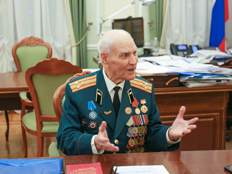 Глава Воронежа Сергей Петрин встретился с ветераном Великой Отечественной войны Николаем Николаевичем Борисовым.