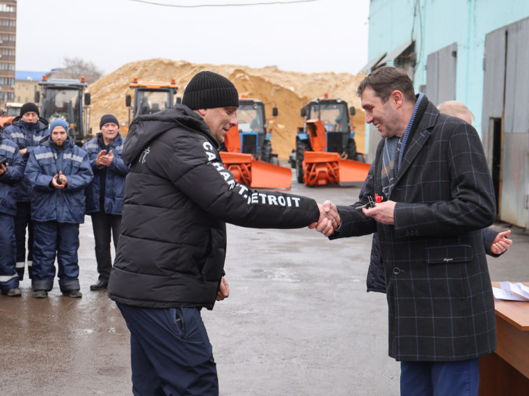 Сергей Петрин вручил работникам комбинатов благоустройства ключи от служебного жилья.